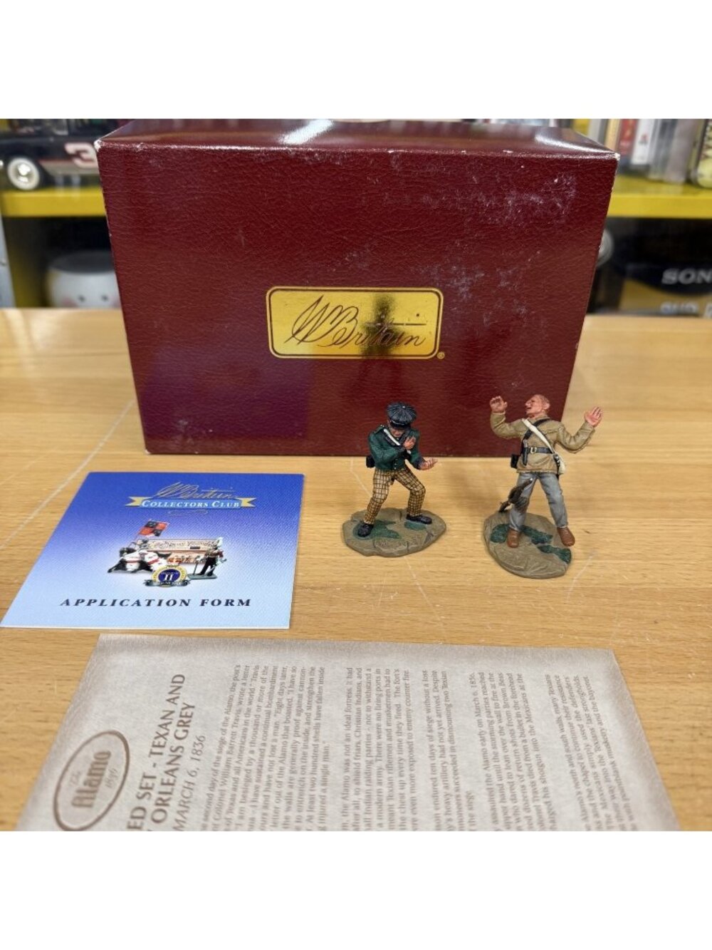 W. Britains 17516 The Alamo Wounded Texan & New Orleans Grey 2 Figures Boxed